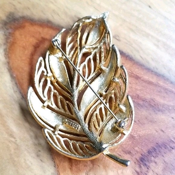 Vintage Signed LISNER Goldtone Leaf Brooch - Picture 12 of 15